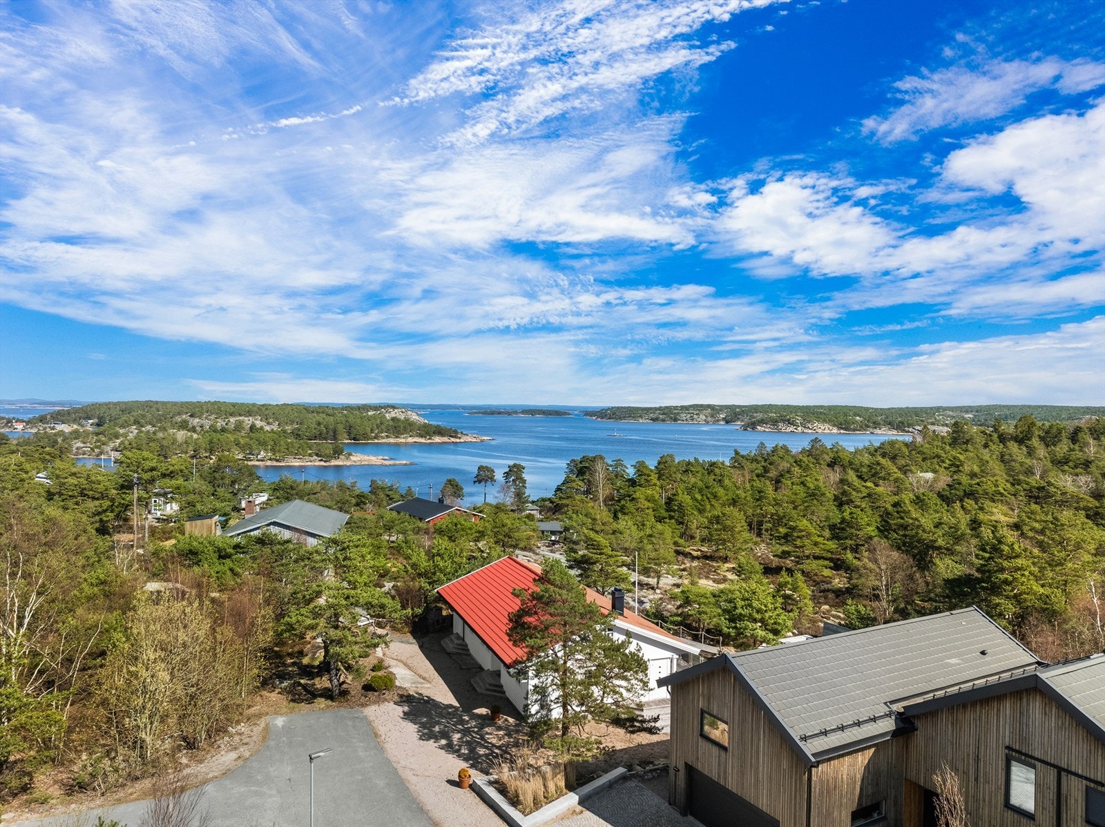 Fra tomtene er det kort avstand til sjøen. Galleribilde