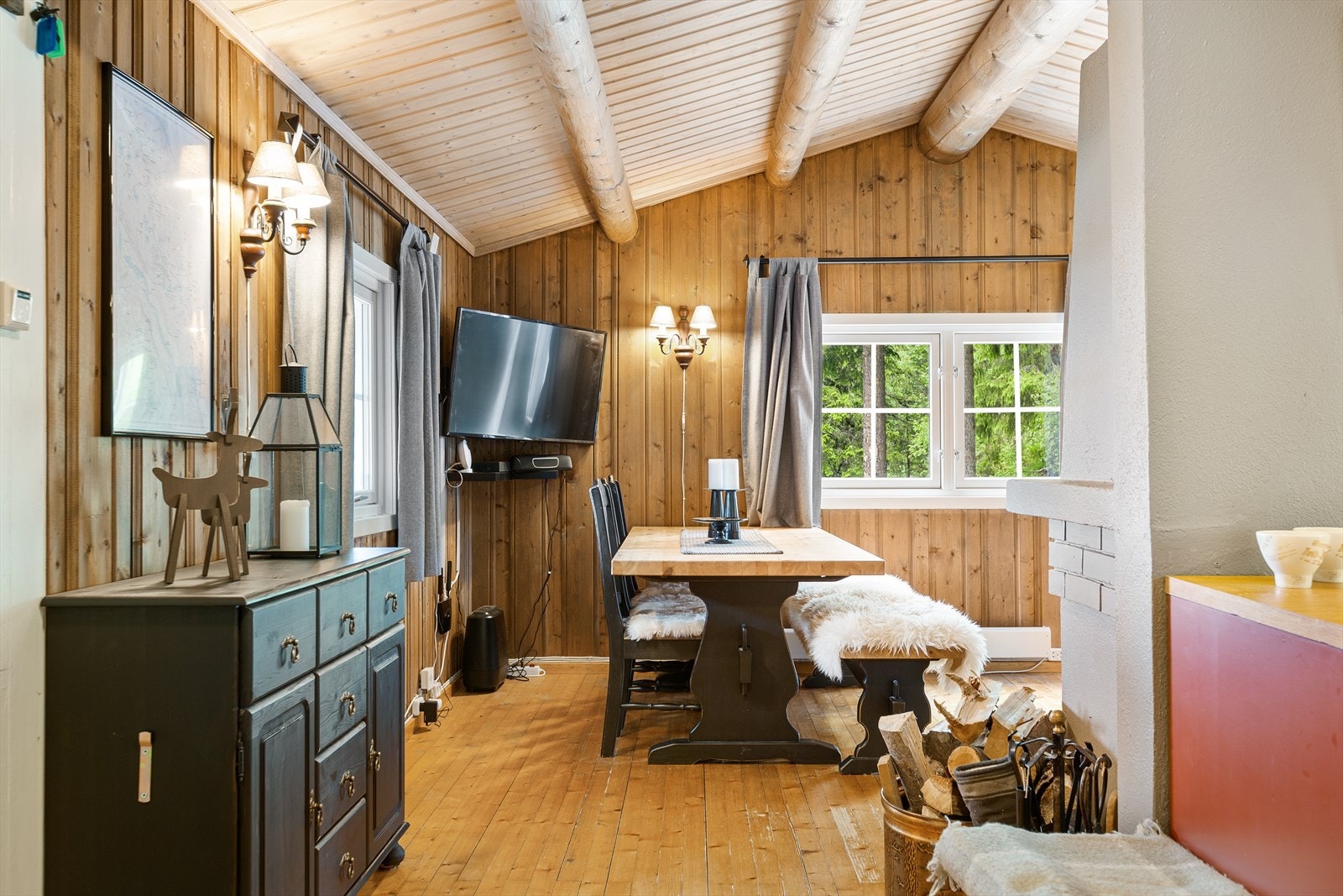 Kjøkkenet ligger nær stua, noe som gjør det enkelt å serveres gode måltider etter aktive dager i frisk natur! Galleribilde