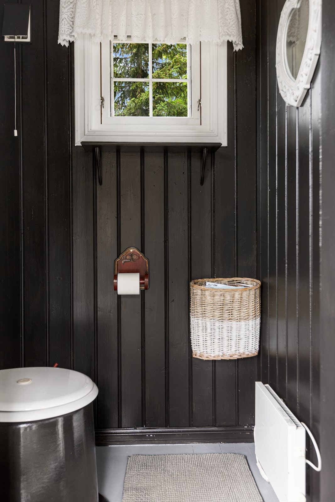 I annekset/uthuset er det også ved-/redskapsbod med hyller og god lagringsplass. Eget toalettrom med Biotoalett med tank i kryprom og lufting over tak. Galleribilde