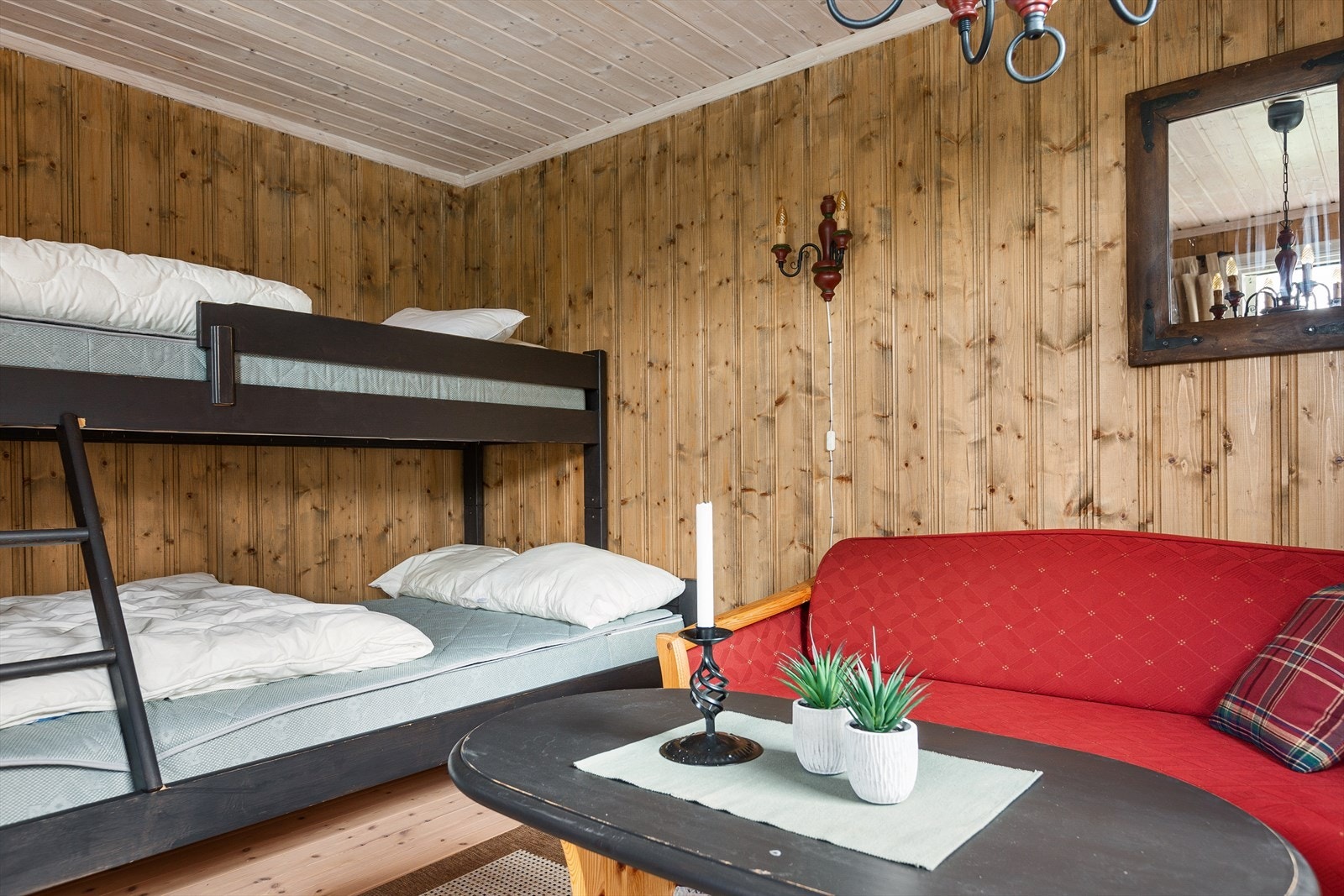 Annekset har overbygd inngangsparti, og et lyst og fint oppholdsrom/soverom. Her er det god plass til en liten sofagruppe og familiekøye. Galleribilde