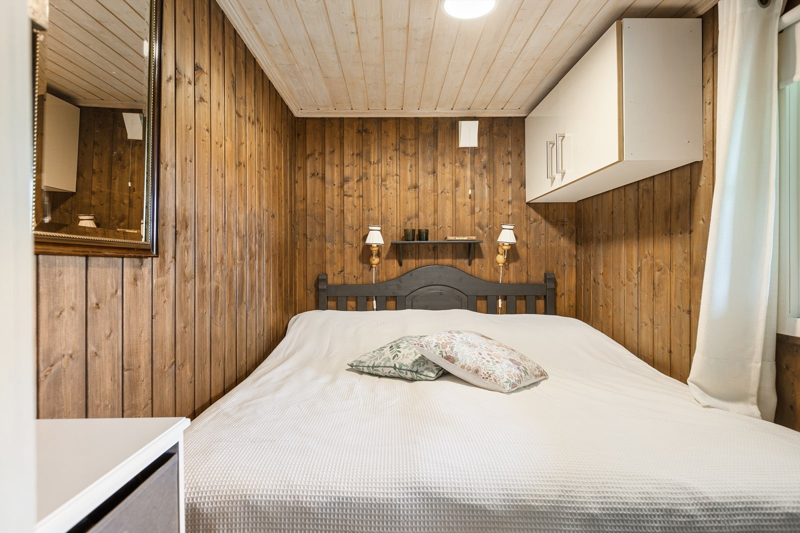 I hytta er det to soverom med til sammen seks sengeplasser. Ett soverom med dobbeltseng og garderobeskap på vegg. Galleribilde