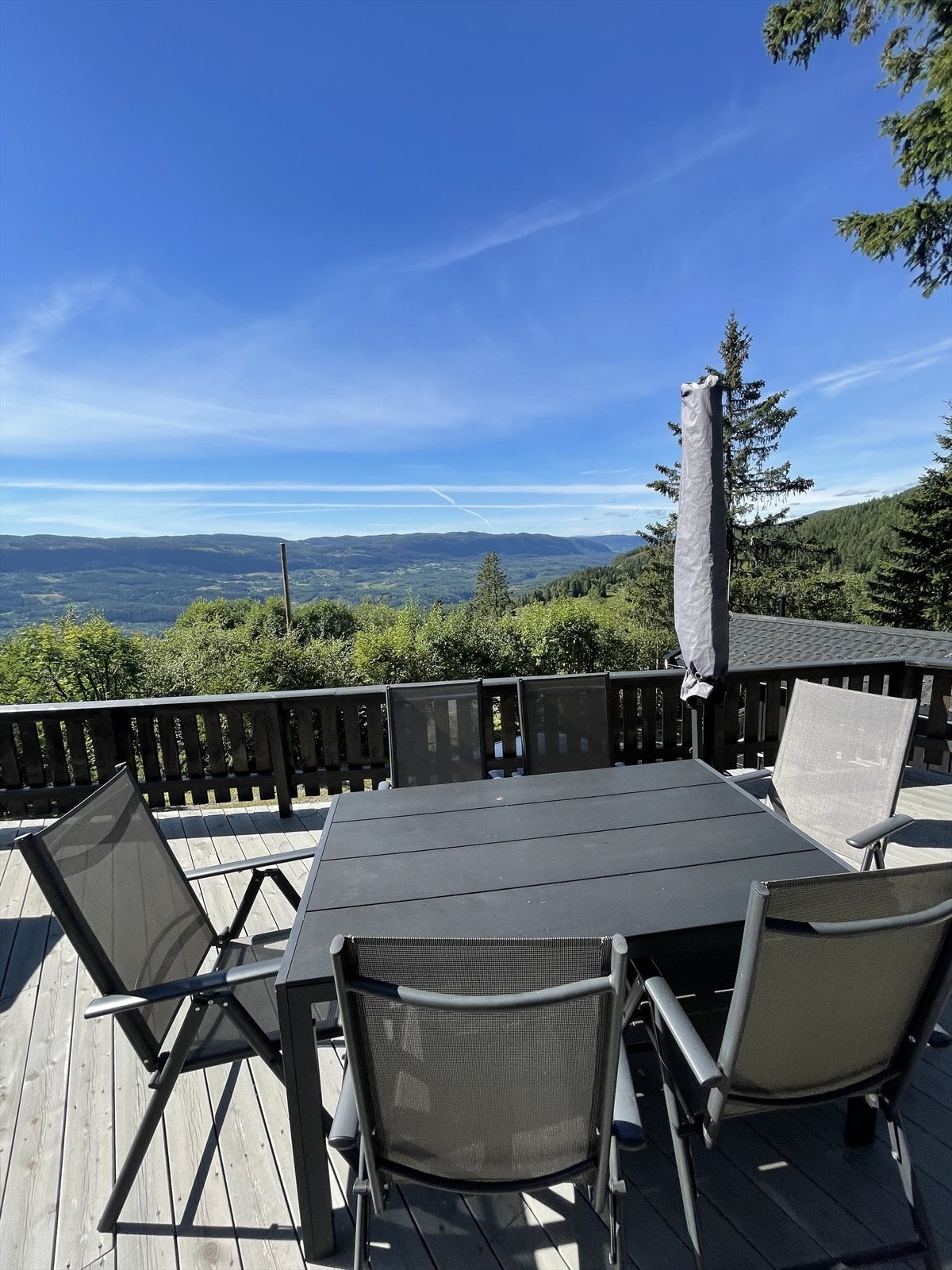 Her kan en nyte solrike dager med vid utsikt utover dalen. (Selgers foto) Galleribilde