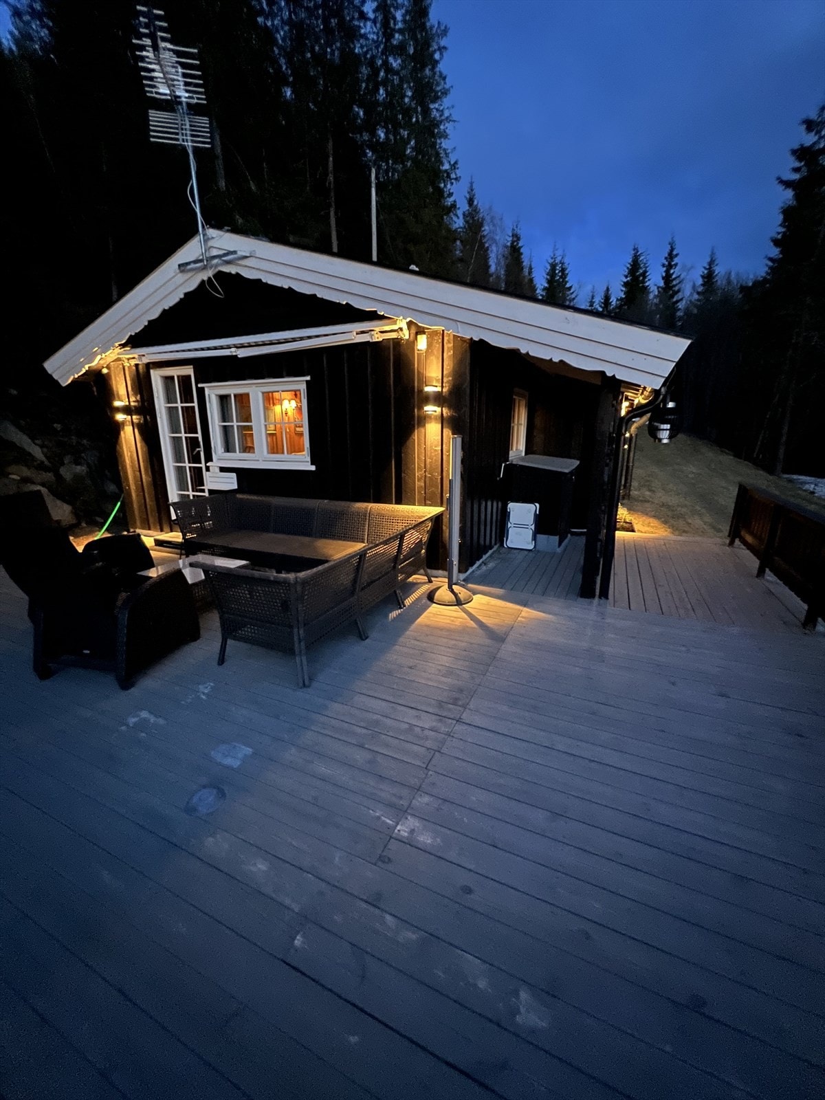 Det er koselig å sitte ute ved hytta også når høsten kommer og det blir mørkere kvelder. (Selgers foto) Galleribilde