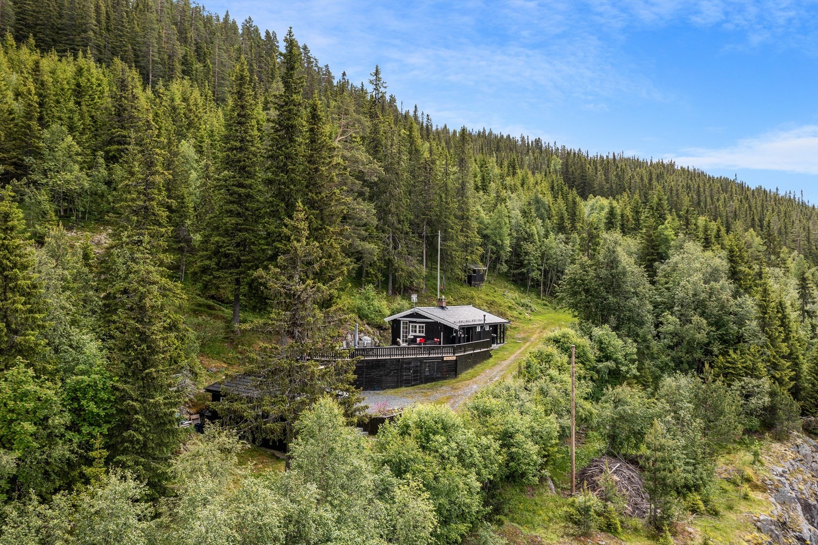 På Tonsåsen er det mange fine småvann hvor en kan ta seg et forfriskende bad eller prøve fiskelykken. For de som liker å plukke bær, er det ofte lett å finne både blåbær og multer. Galleribilde