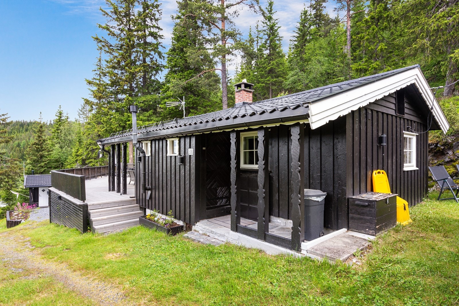 Hytta har overbygd inngangsparti/svalgang og praktisk vindfang med garderobeplass. Galleribilde