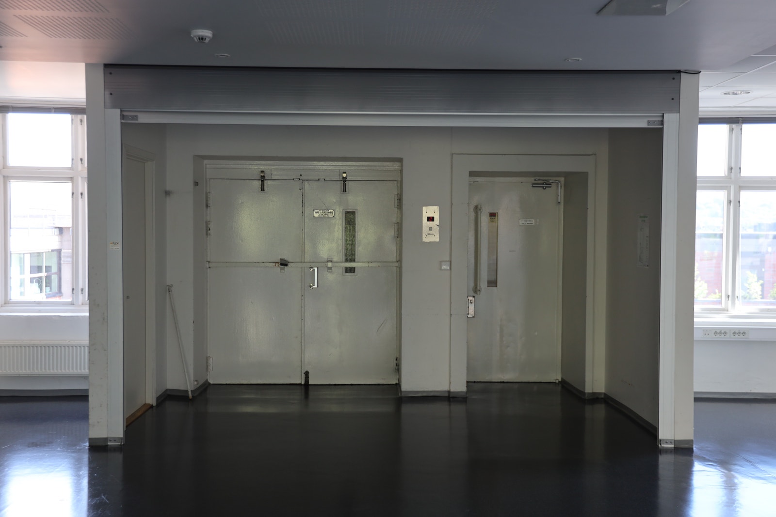 HEISADKOMST TIL ÅPENT AREAL 4. ETASJE, PERSONHEIS OG VAREHEIS. Galleribilde