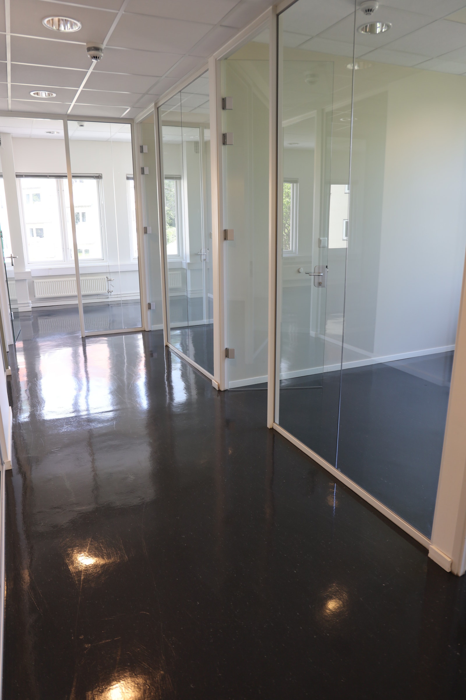 FRA KONTORDELEN AV ETASJEN Galleribilde