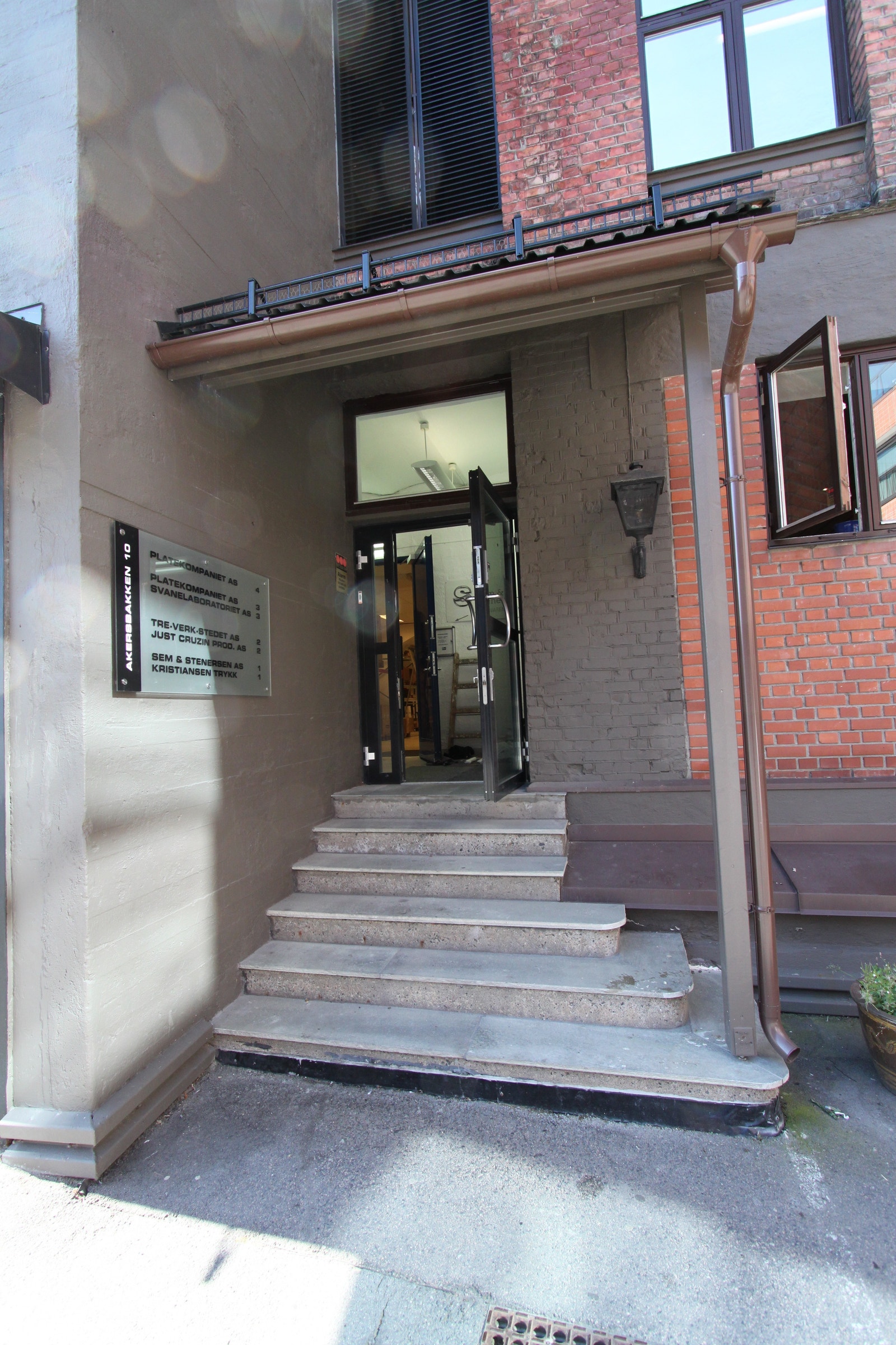 ADKOMST INN PÅ LASTERAMPE OG PERSONHEIS FRA INDRE GÅRD Galleribilde