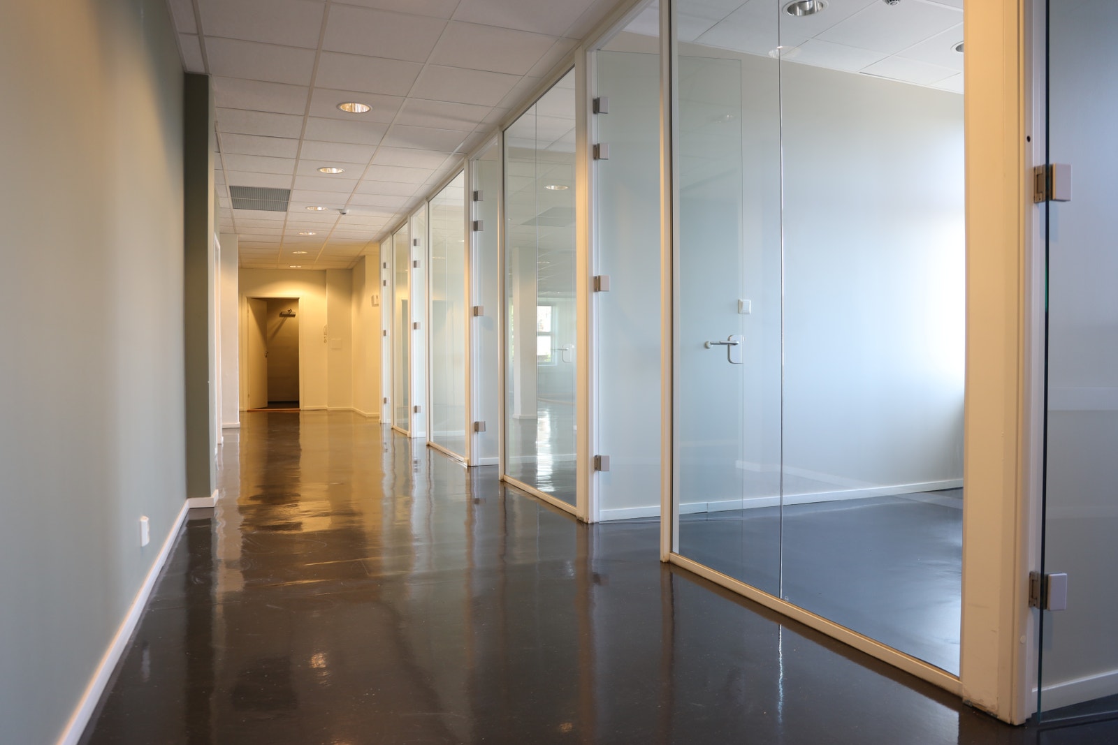 FRA KONTORDELEN AV ETASJEN Galleribilde