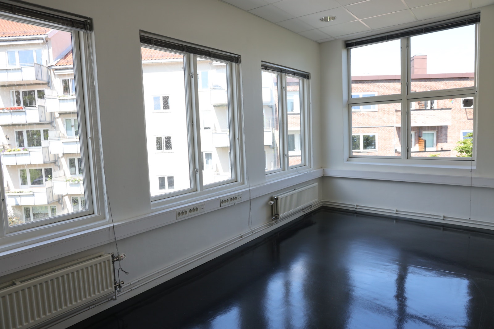 FRA KONTORDELEN AV ETASJEN Galleribilde