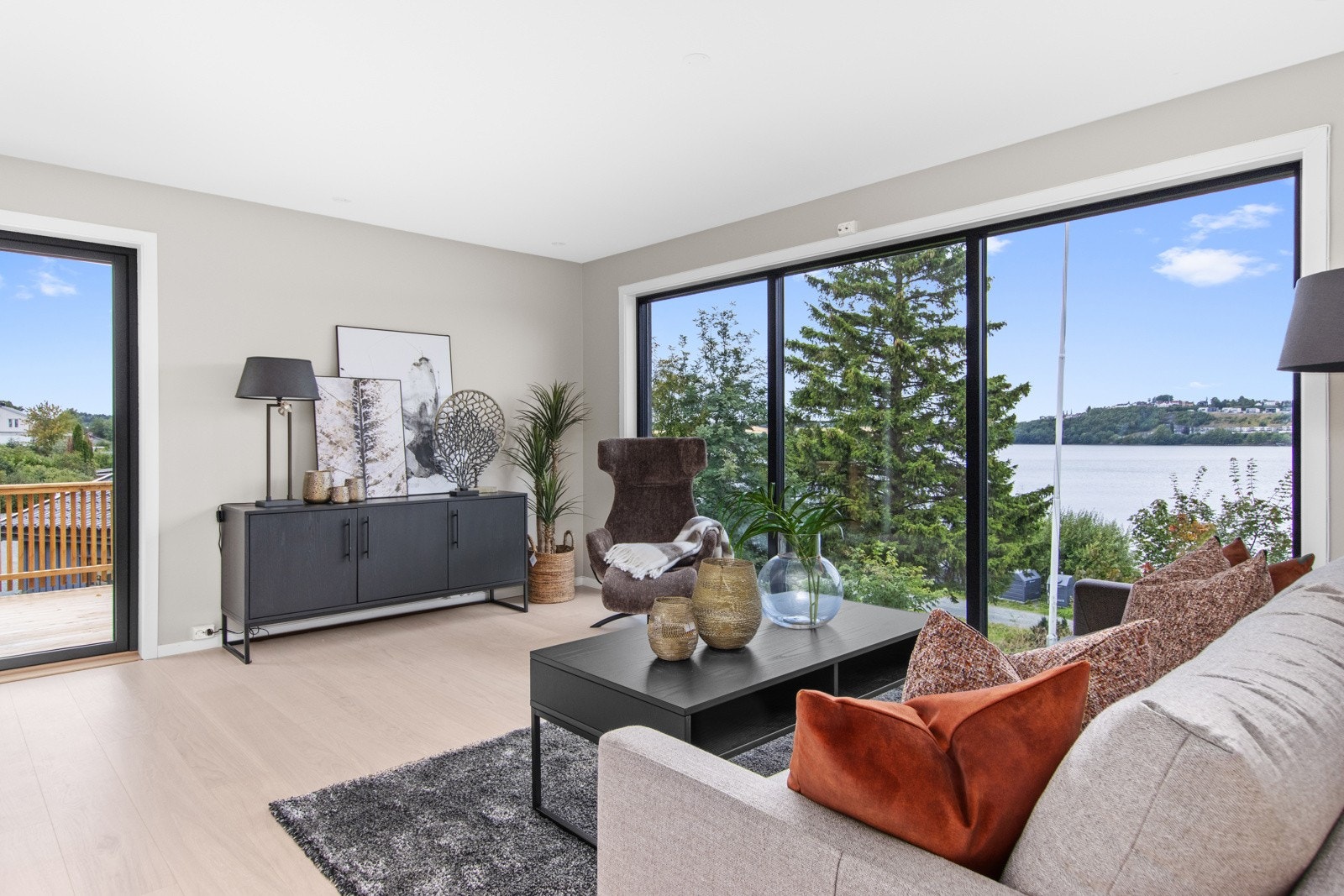 Fra stue har man utgang til solrik veranda. Galleribilde