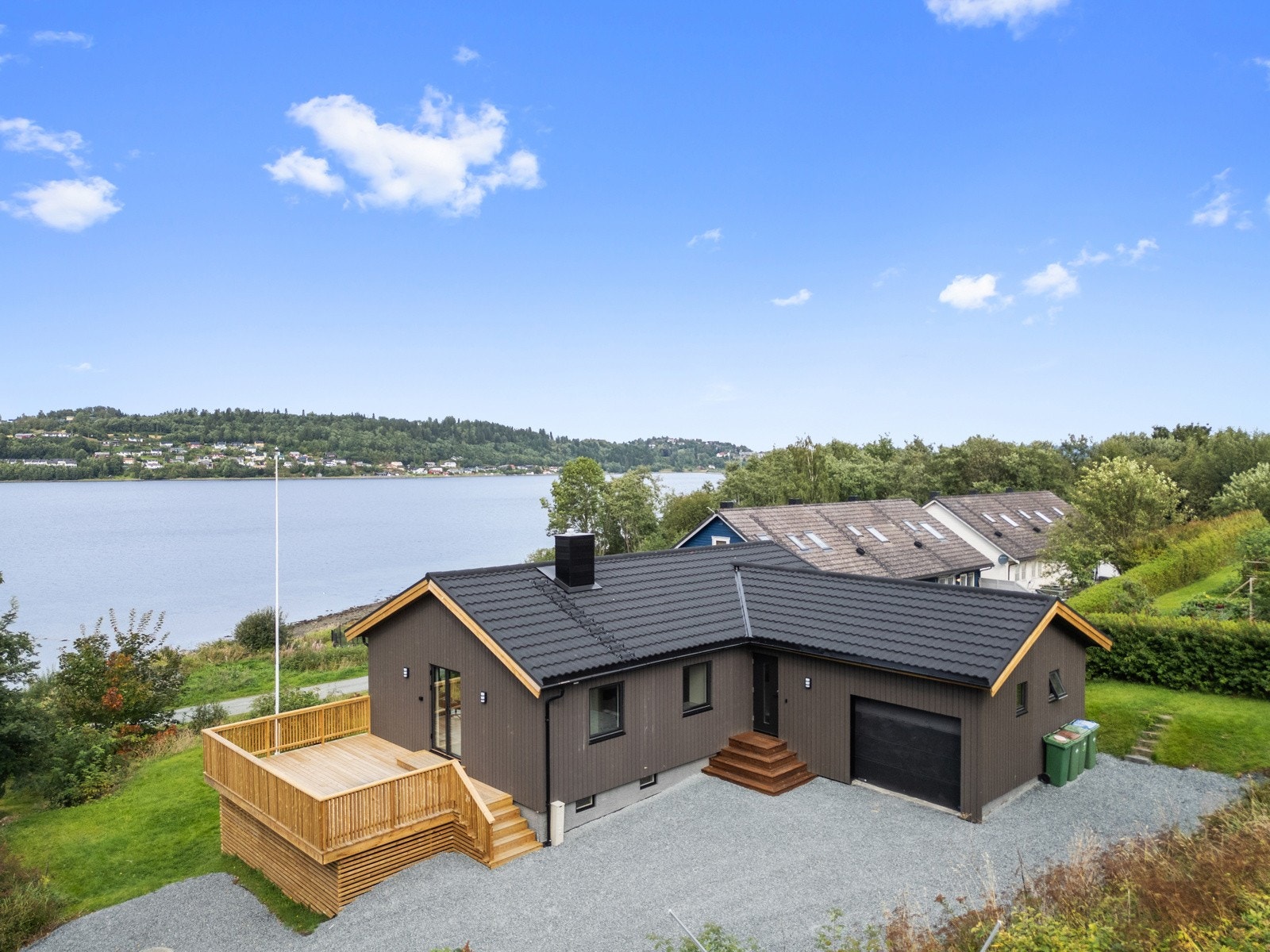 Omfattende renovert enebolig med blant annet ny kledning, nytt tak og nye vindu. Galleribilde