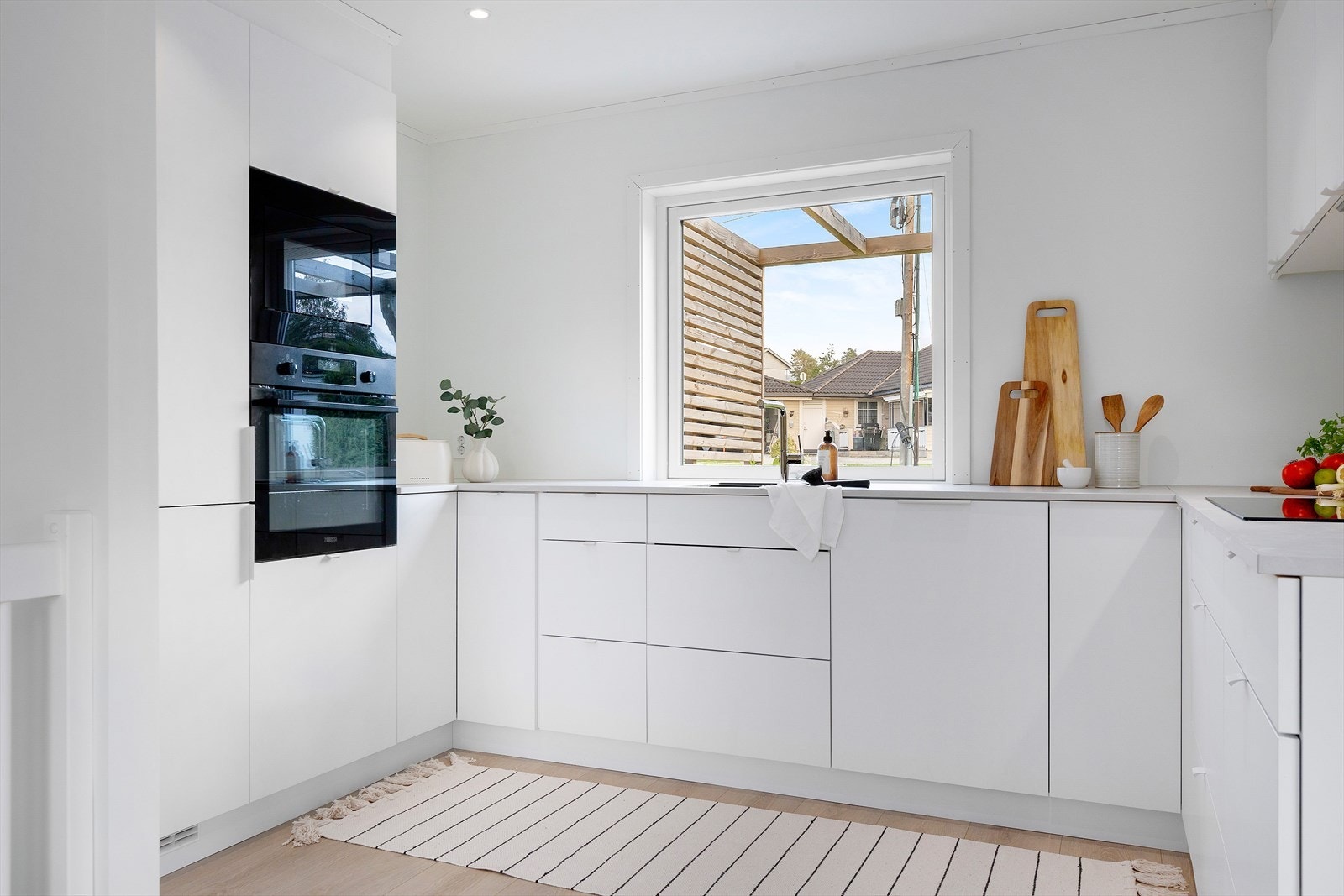 Godt design for effektiv matlaging, med gode arbeidsflater og godt med oppebevaring. Galleribilde