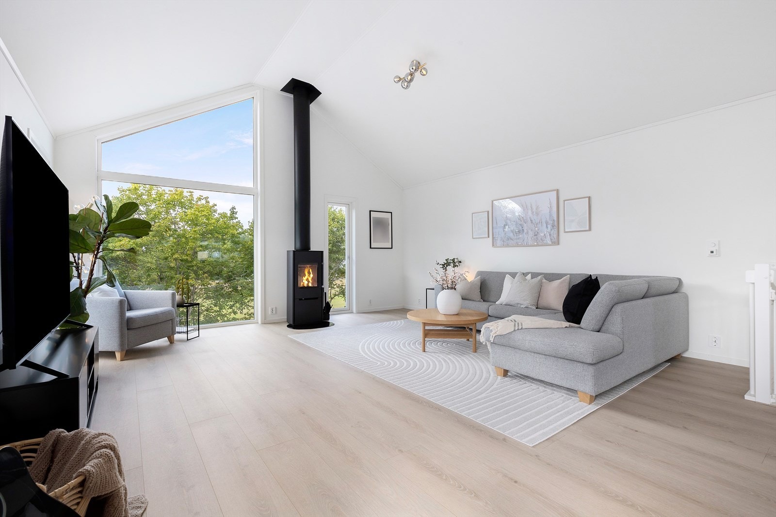 Boligen har en lys og innbydende stue med åpen løsning mot kjøkken. Galleribilde