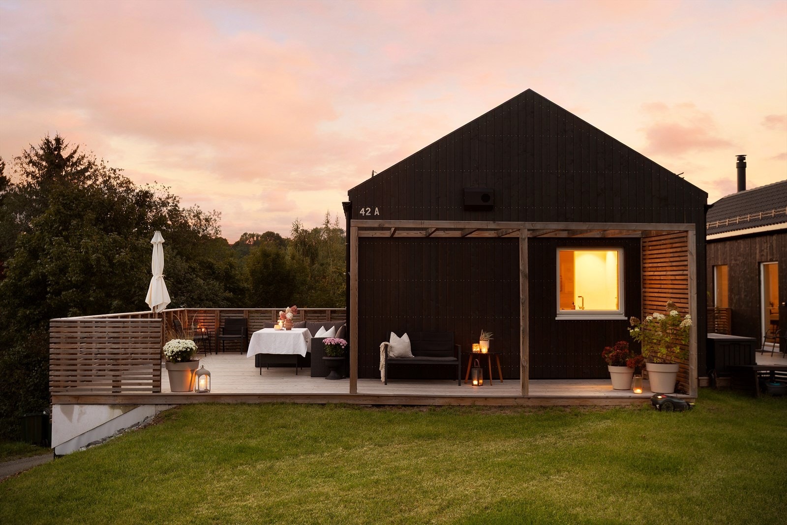 Lekker kjedet enebolig fra 2023 med flotte uteområder og carport. Galleribilde