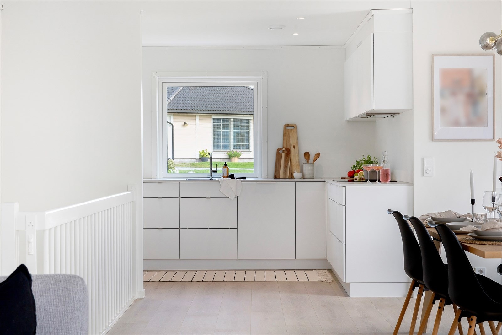 Kjøkkenet har stilren innredning fra Kvik, med glatte fronter og integrerte hvitevarer som kjøleskap, ovn, induksjonstopp og oppvaskmaskin. Galleribilde