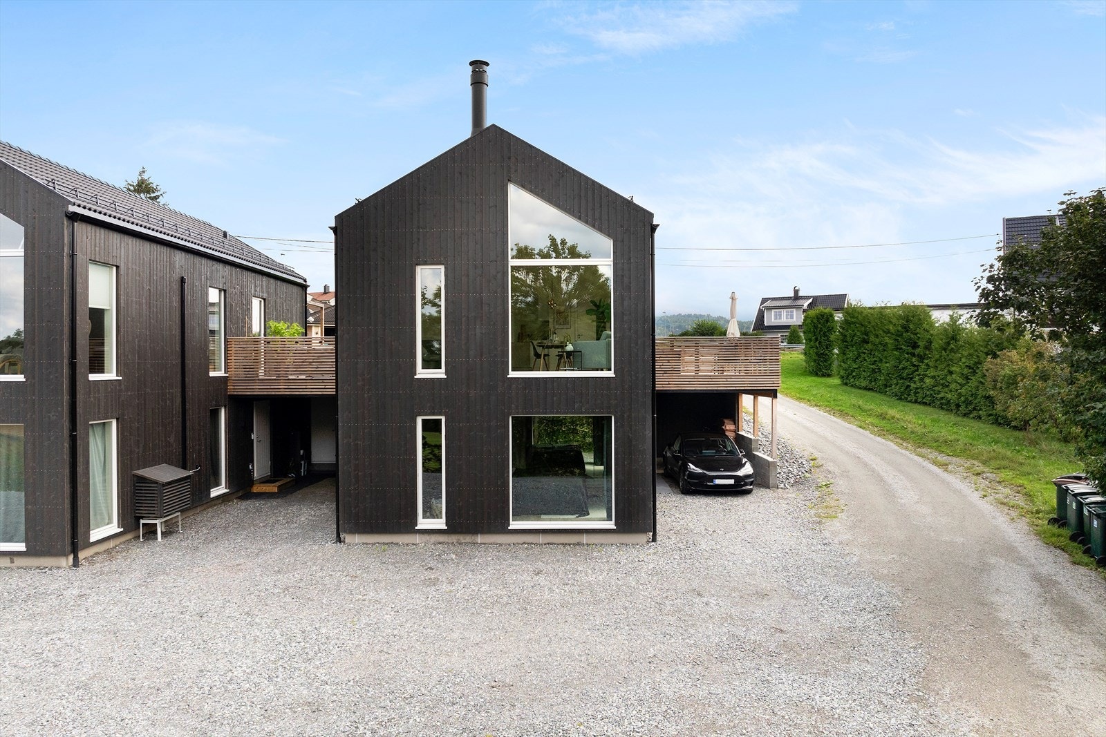 Boligen ligger på enden og har parkering i carport. Galleribilde