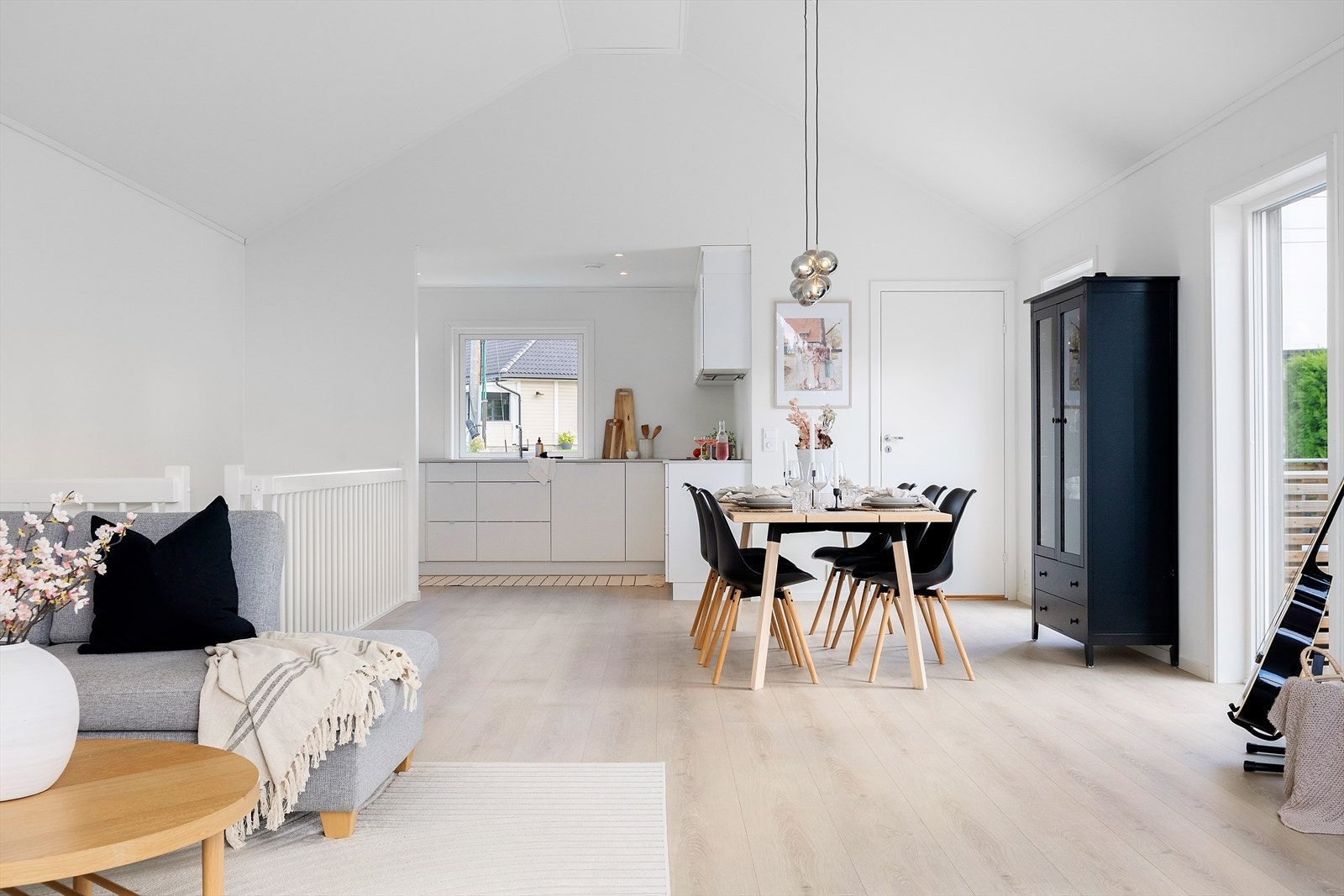 Her har man god plass til både sofagruppe og spisebord. Galleribilde