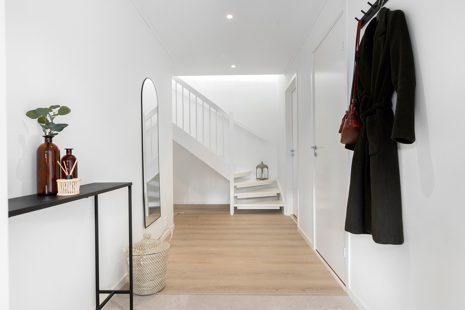 Man ønskes velkommen inn i en delikat entré med opphengsmuligheter. Galleribilde