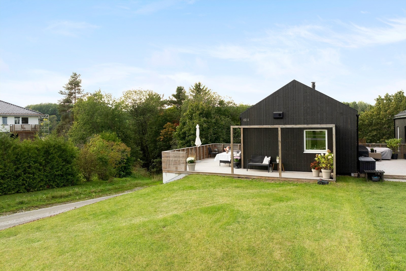 Flotte uteplasser med stor terrasse og videre adkomst til felles hage. Galleribilde