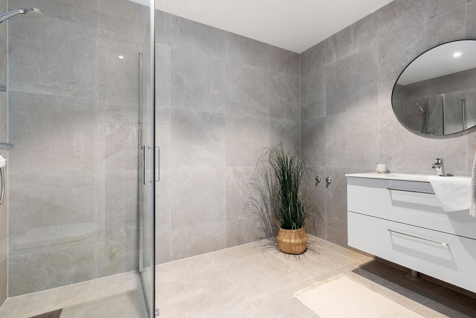 Delikat og romslig baderom med moderne uttrykk. Galleribilde