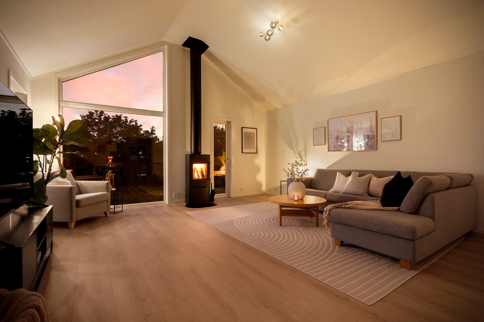 Dette er en moderne og tidsriktig bolig med gjennomtenkt planløsning og smakfulle fargevalg. Galleribilde