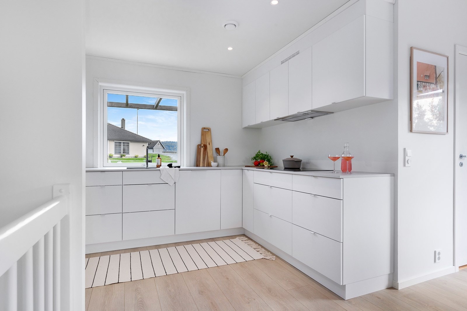 Oppvaskkum er underlimt, og det er montert komfyrvakt og vannstopper for økt sikkerhet. Galleribilde