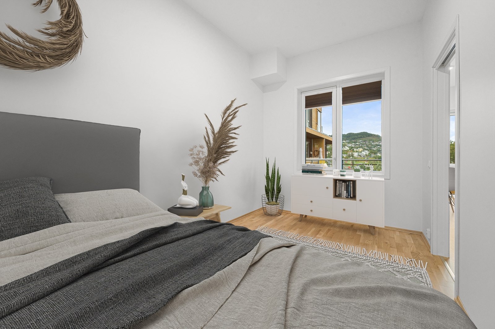 Romslig soverom på 10m²med god plass til dobbeltseng. Bildet er digitalt møblert. Galleribilde