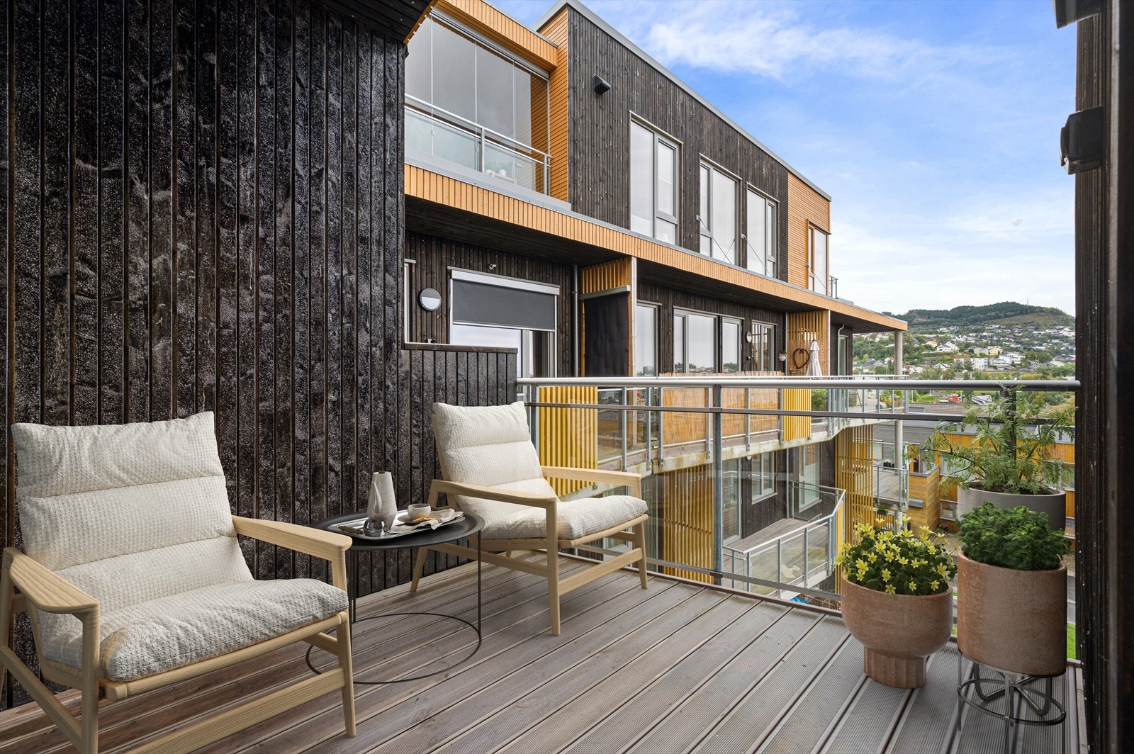 Hele leiligheten oppvarmes gjennom vannbåren varme. Noe som til alle årstider skaper både rimelige og forutsigbare bokostnader. Galleribilde