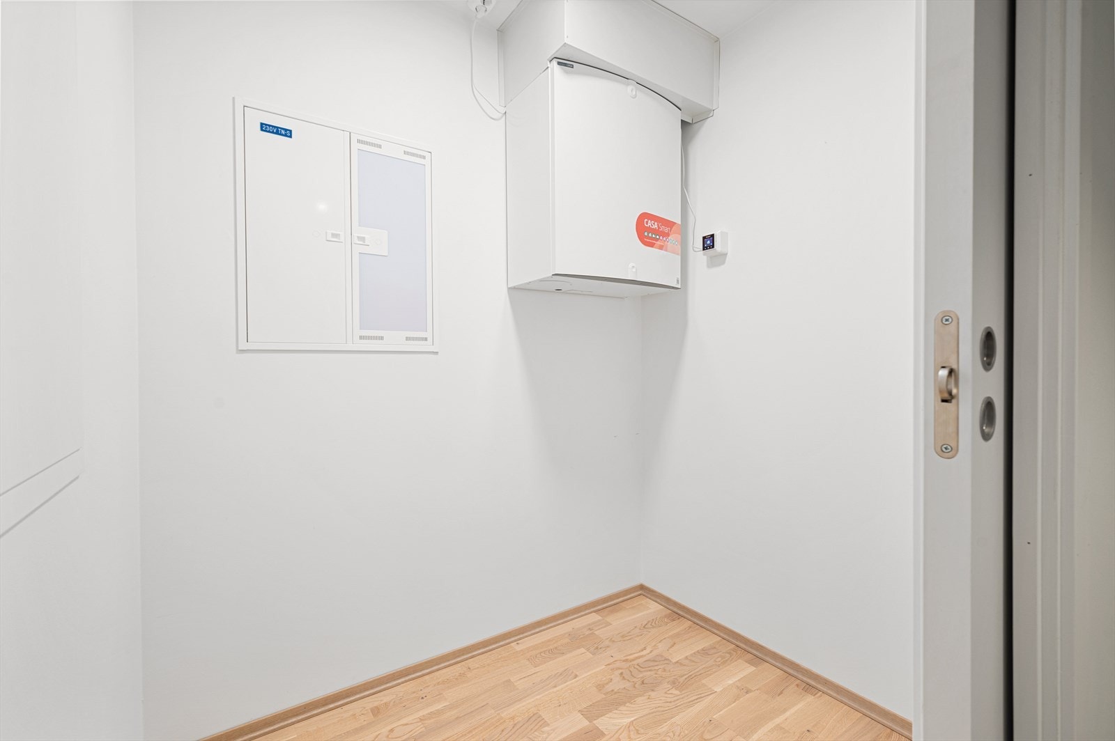 Bod på 2,5m² med sikringsskap, ventilasjonsaggregat og rørfordelingsskap med stoppekran. Galleribilde