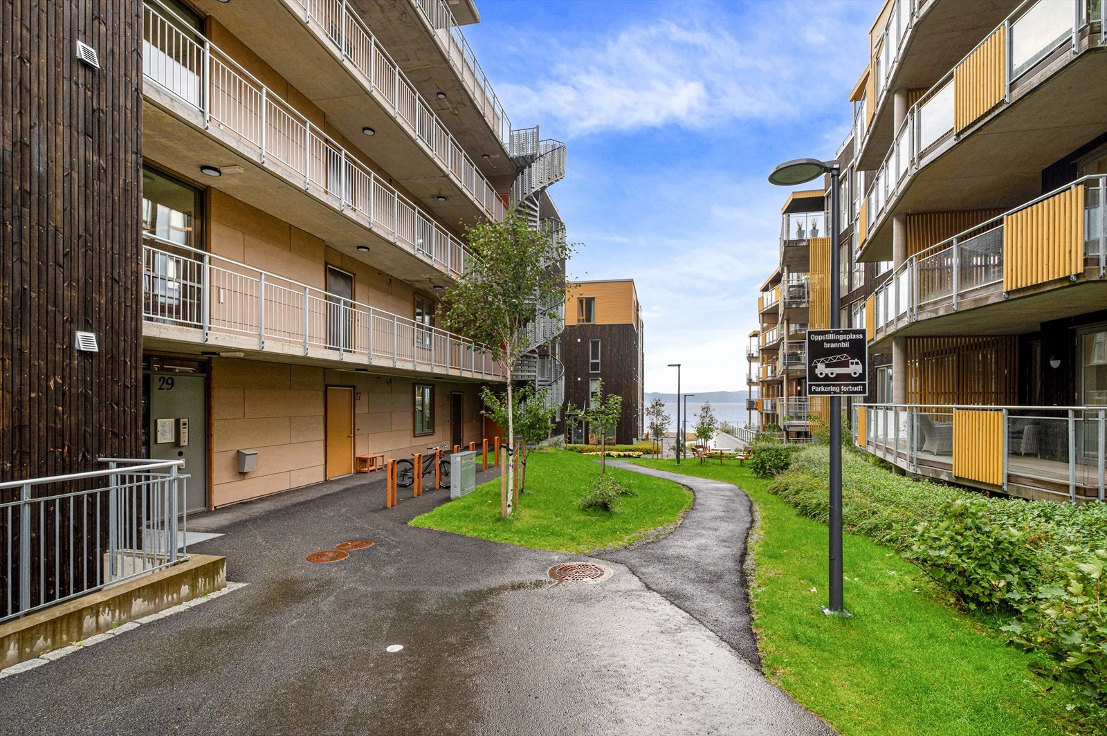 Boligblokken ble oppført i 2022 og har nydelig beliggenhet på Vikhammerstrand. Galleribilde