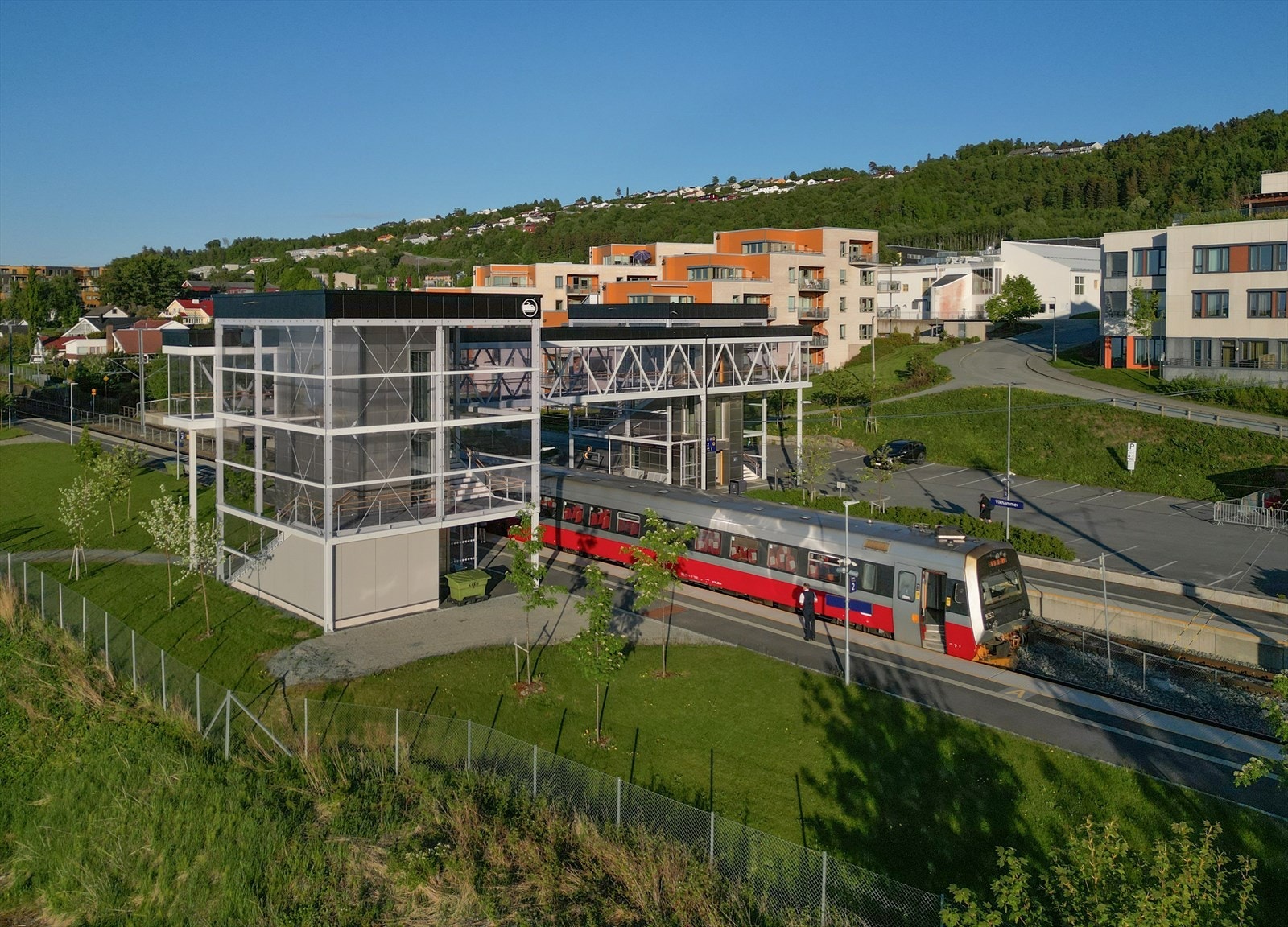 Til Vikhammer stasjon er det 15 min å gå, eller 4 minutter med bil eller sykkel. Galleribilde