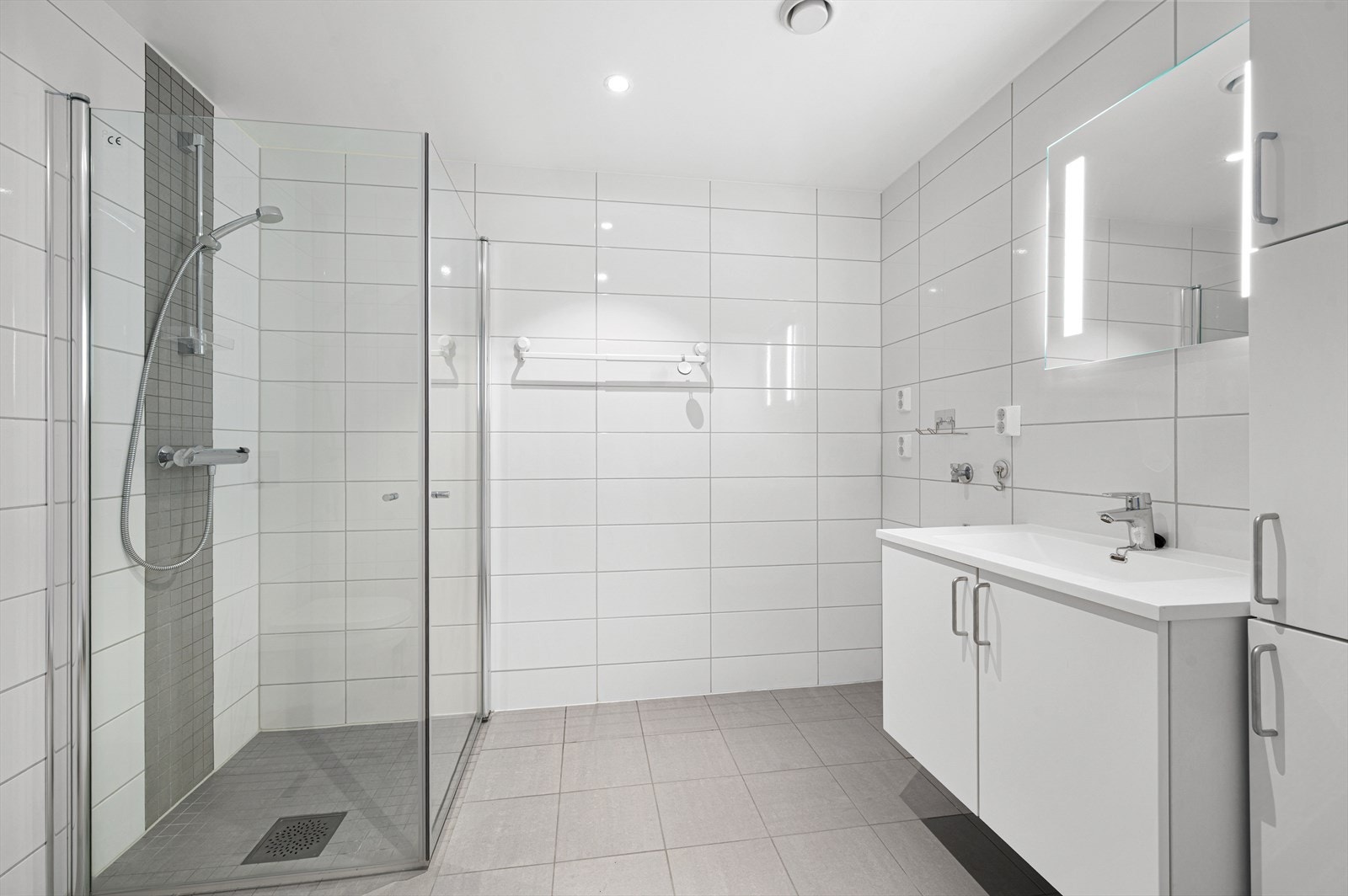 Badet er romslig på 5,5m² og er flislagt på både gulv og vegger. Galleribilde