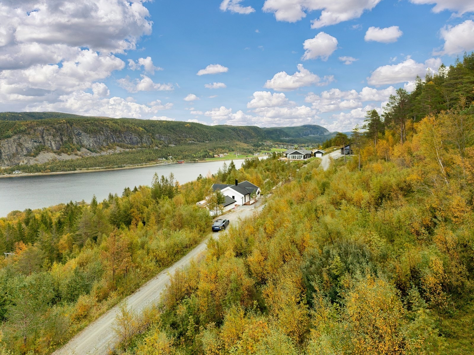 Kort vei til skole og barnehage - Mælan skole kun få minutter unna, og Fagerbakken barnehage ca. 8 minutter med bil. Galleribilde