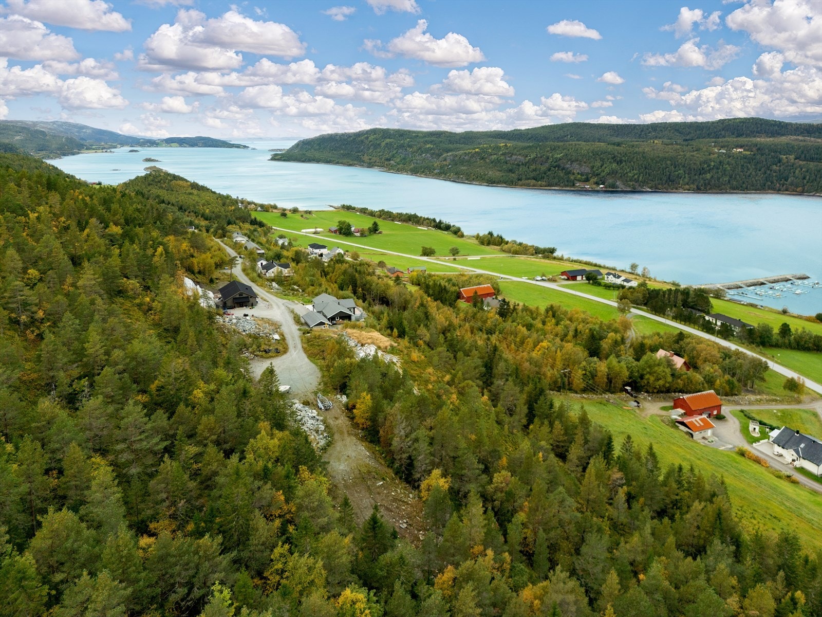 Perfekt solforhold hele dagen - tomtene ligger høyt og fritt med optimale lysforhold fra morgen til kveld Galleribilde