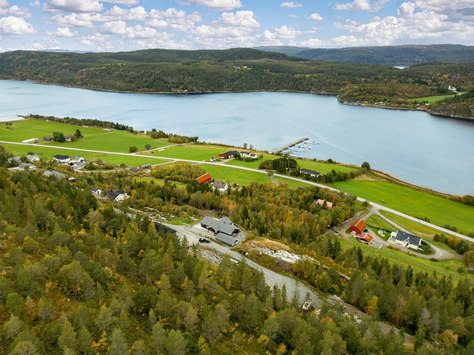 Tomtene ligger samlet på ca. 5 977 m² og planlegges delt inn i åtte attraktive boligtomter - fra 516 til 971 m². Galleribilde