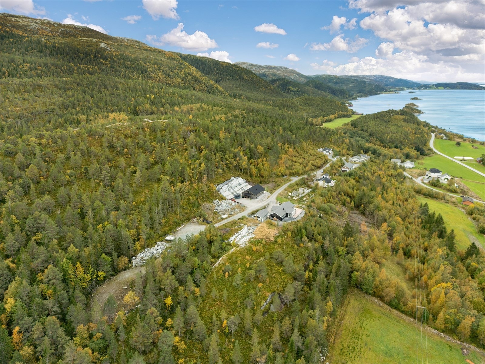 Panoramautsikt over fjorden - her våkner du til glitrende vann og magiske kveldshimler året rundt. Galleribilde