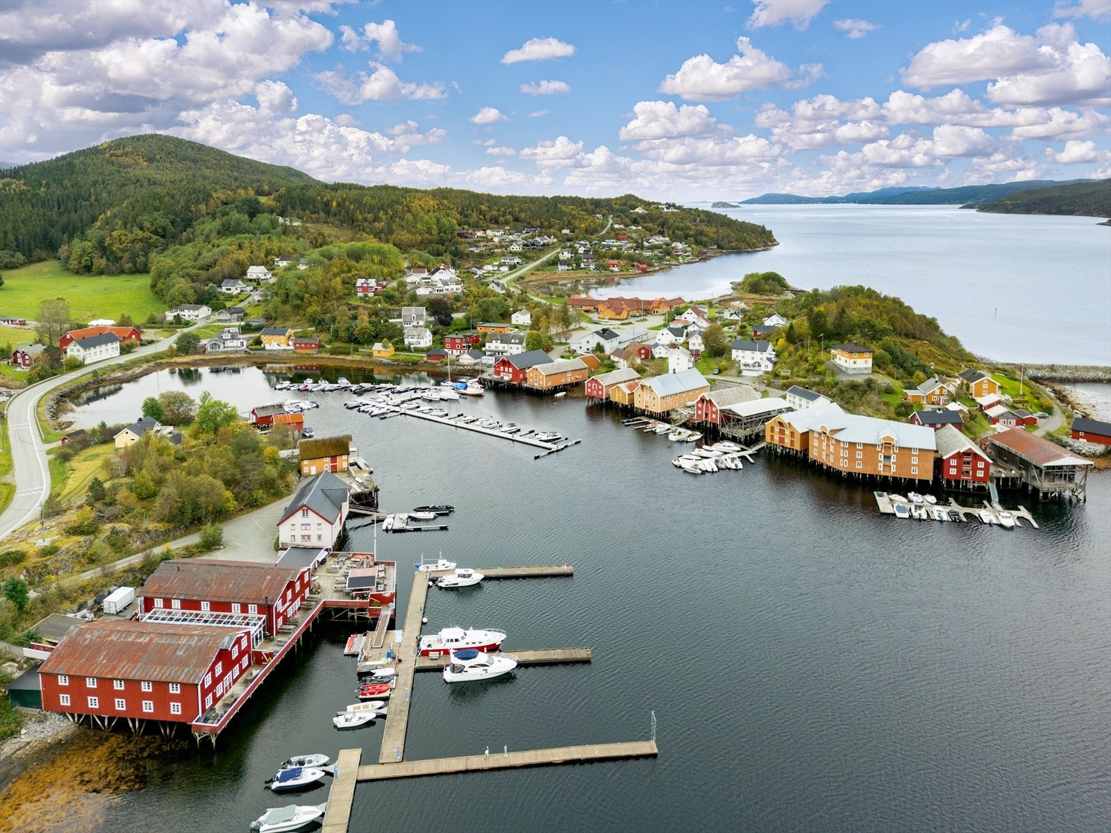 Mulighet for båtplass ved marina - nyt båtliv, fiske og sjøaktiviteter i Sørfjorden. Galleribilde