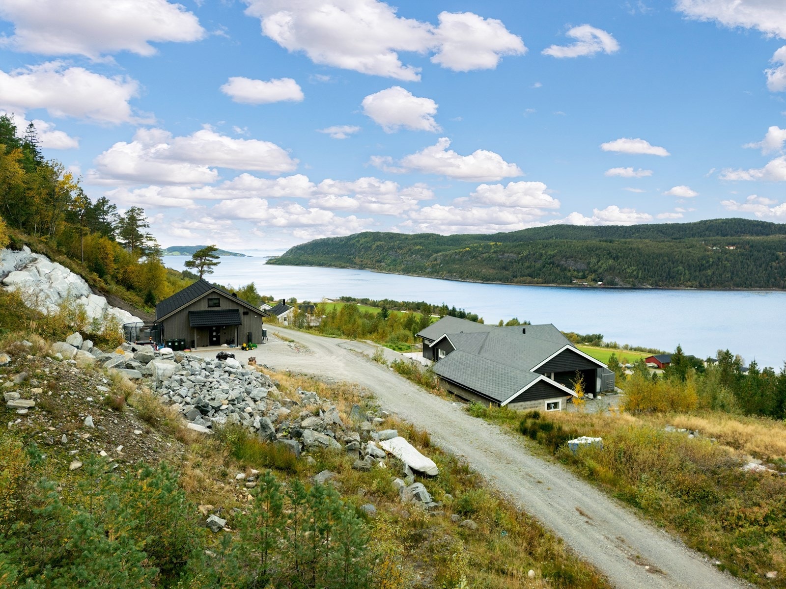 Rolig og landlig, men samtidig sentralt. Her får du stillheten, men likevel nærhet til hverdagens fasiliteter. Galleribilde