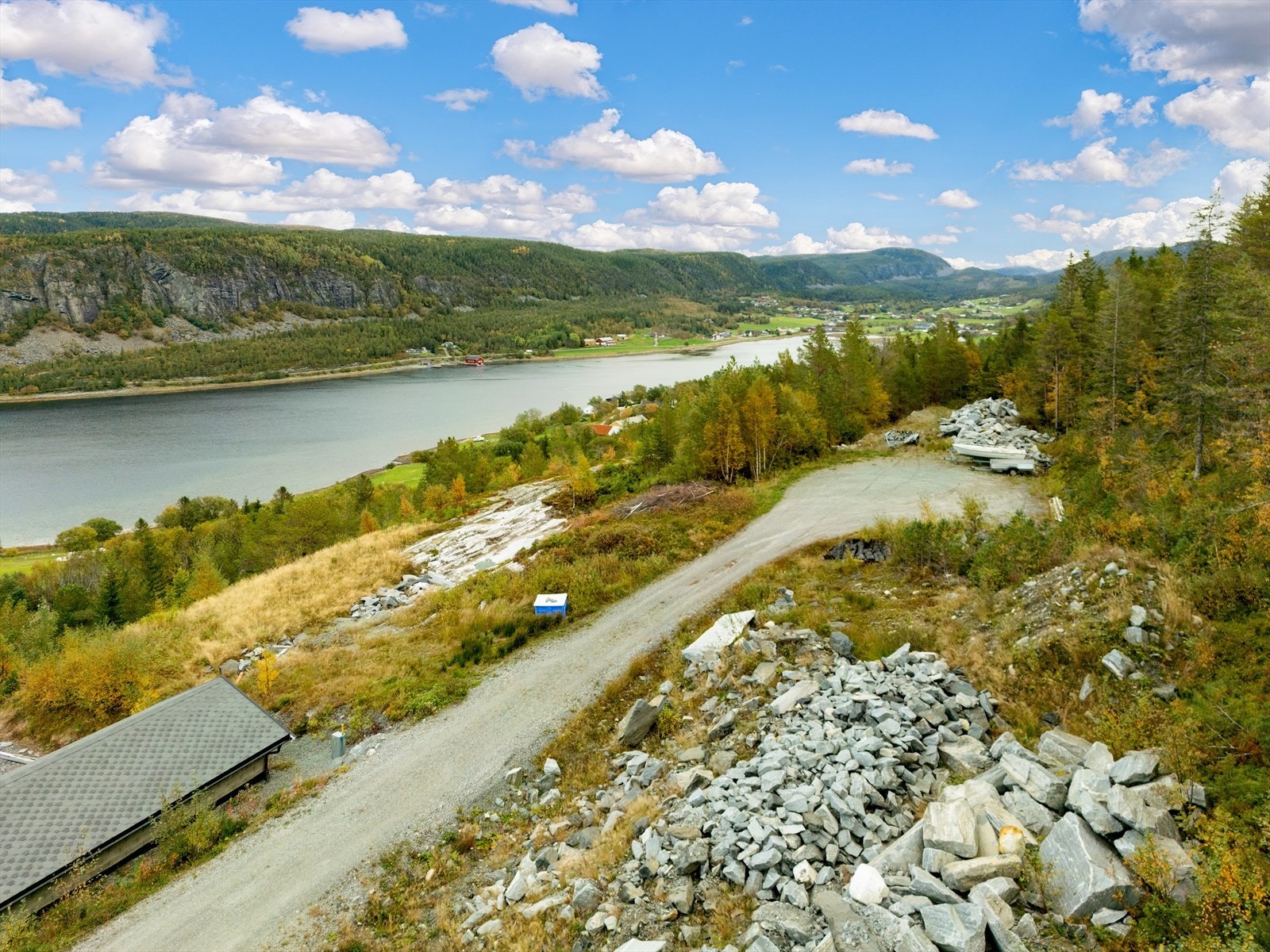 Tomteområdet er lett tilgjengelig med kort vei til buss (350-linjen), gode veiforbindelser og rundt 47 minutter til Ørland lufthavn. Galleribilde