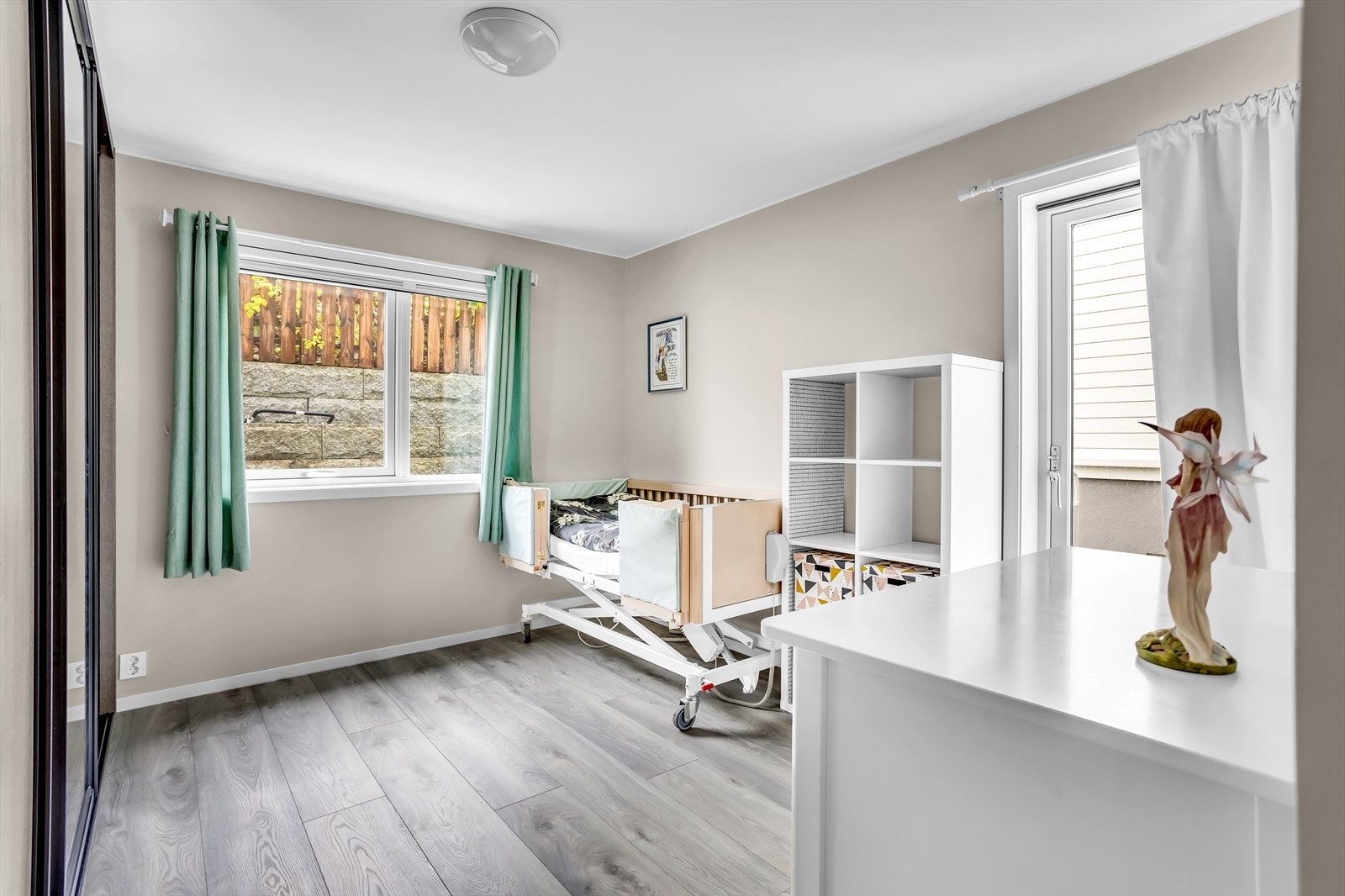 Godt med oppbevaringsplass i skyvedørsgarderobe. Galleribilde