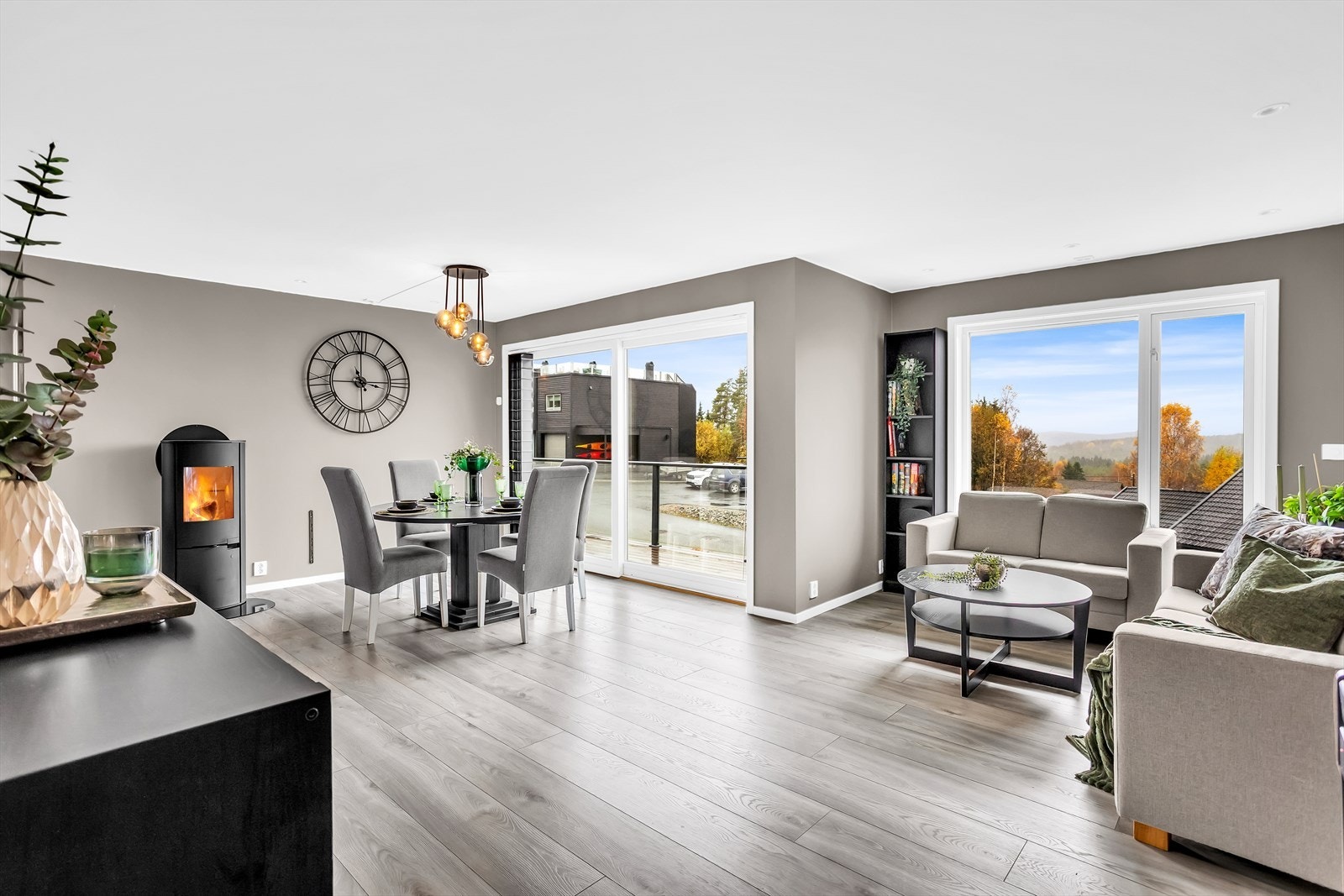 Store vindusflater slipper inn rikelig med naturlig lys. Galleribilde