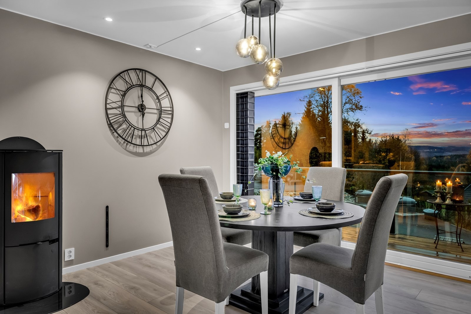 På kveldstid skaper belysningen og ilden fra ovnen en lun og innbydende atmosfære. Galleribilde