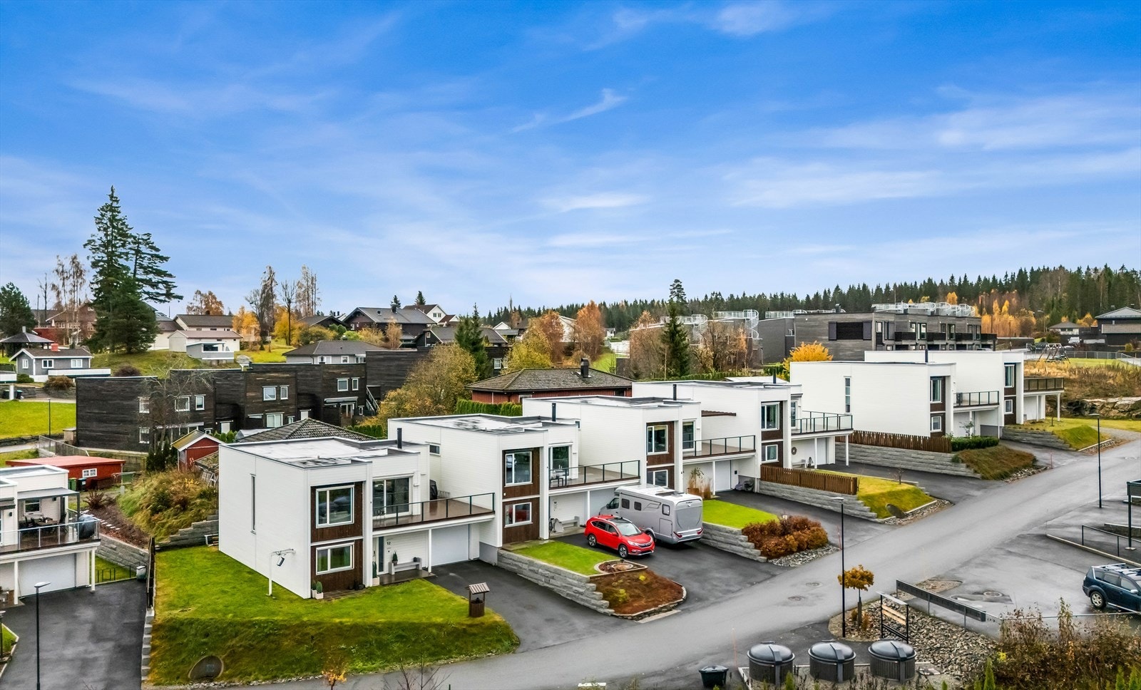 Området har gode muligheter for offentlig kommunikasjon og korte avstander til dagligvare og servicetilbud, samt nydelige friluftsområder. Galleribilde