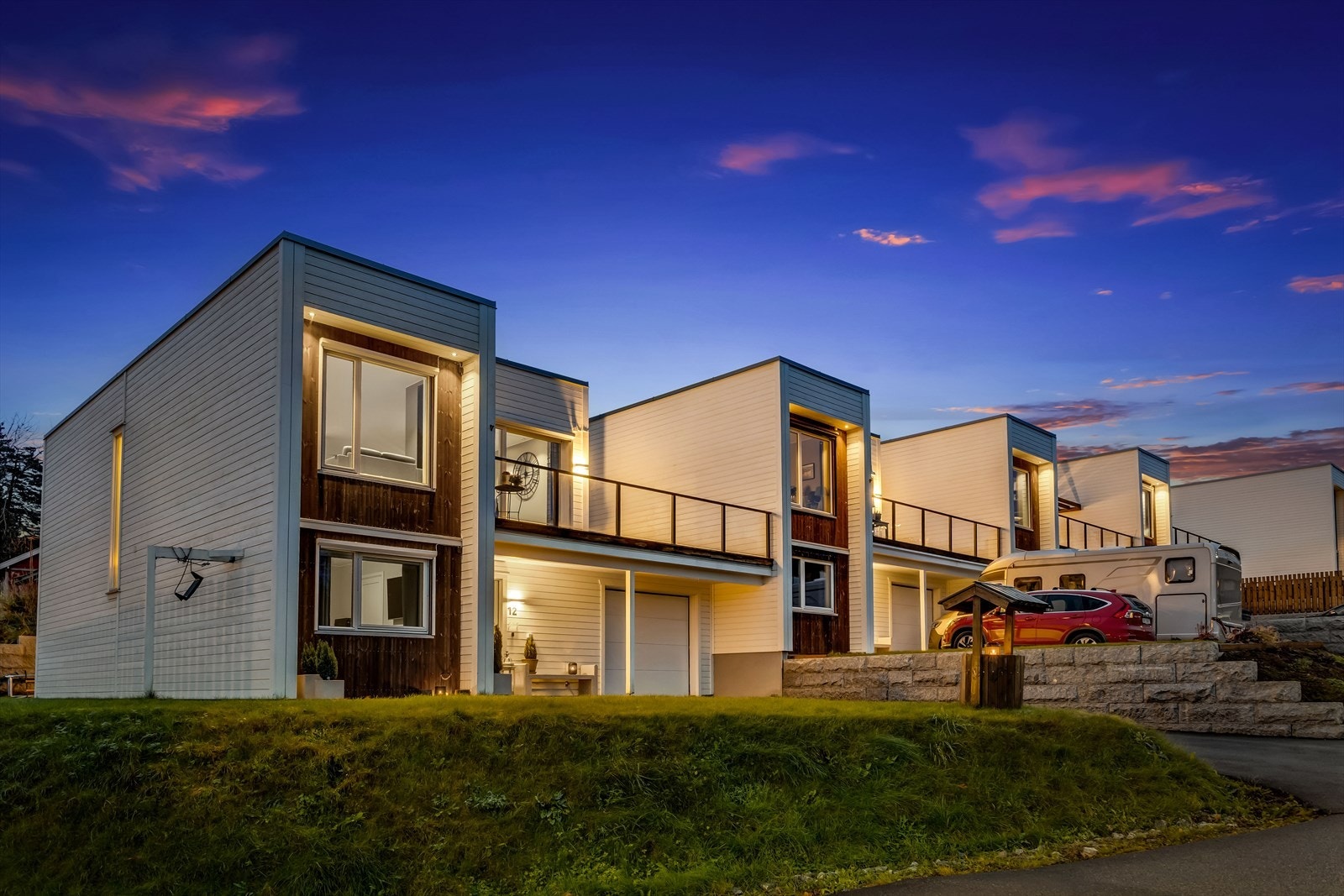 Dette er en flott og moderne enebolig i kjede med en barnevennlig beliggenhet. Galleribilde