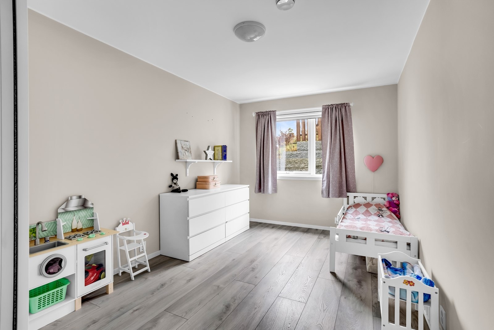 Soverom 2 og 3 egner seg godt som barnerom, gjesterom, kontor eller lignende. Galleribilde