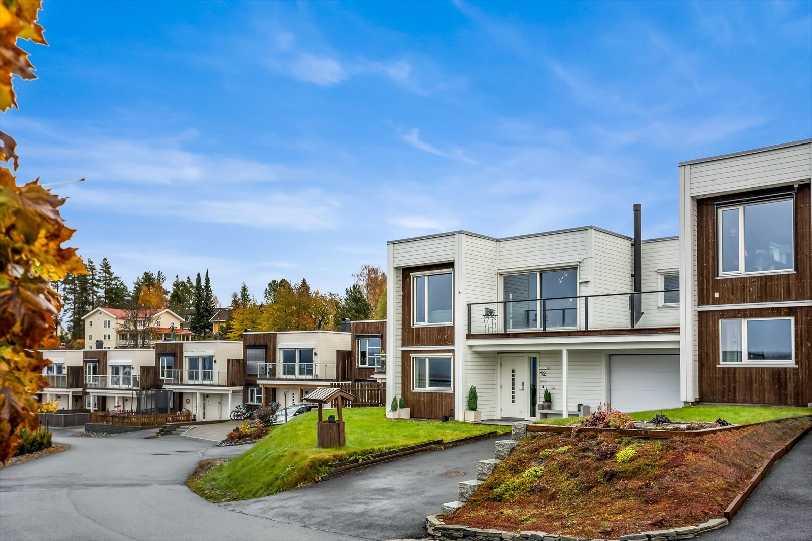 Moderne kjedet enebolig fra 2018 med en gjennomtenkt og arealeffektiv planløsning. Galleribilde