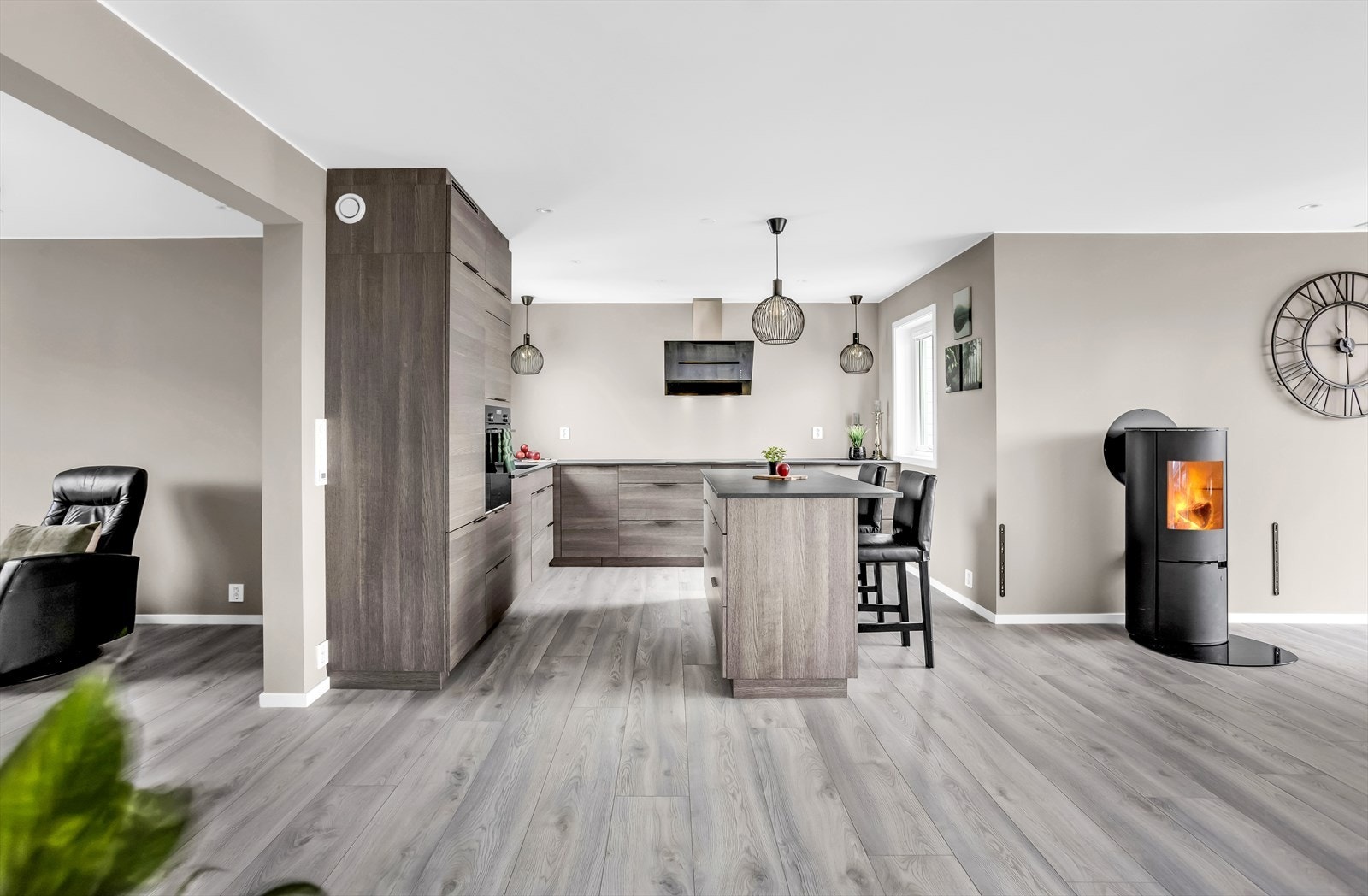 Boligen har et stilig kjøkken med praktisk kjøkkenøy. Galleribilde