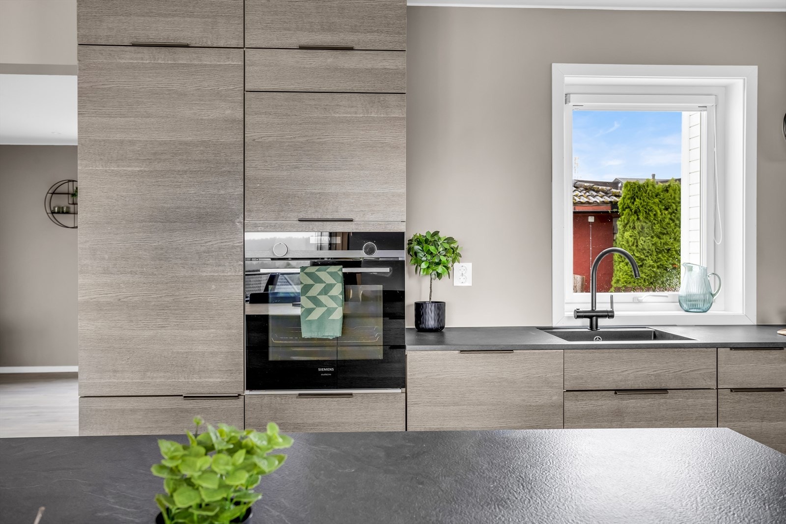 Innredningen består av finerte fronter i glatt utførelse, laminat benkeplate og planlimt kum. Galleribilde