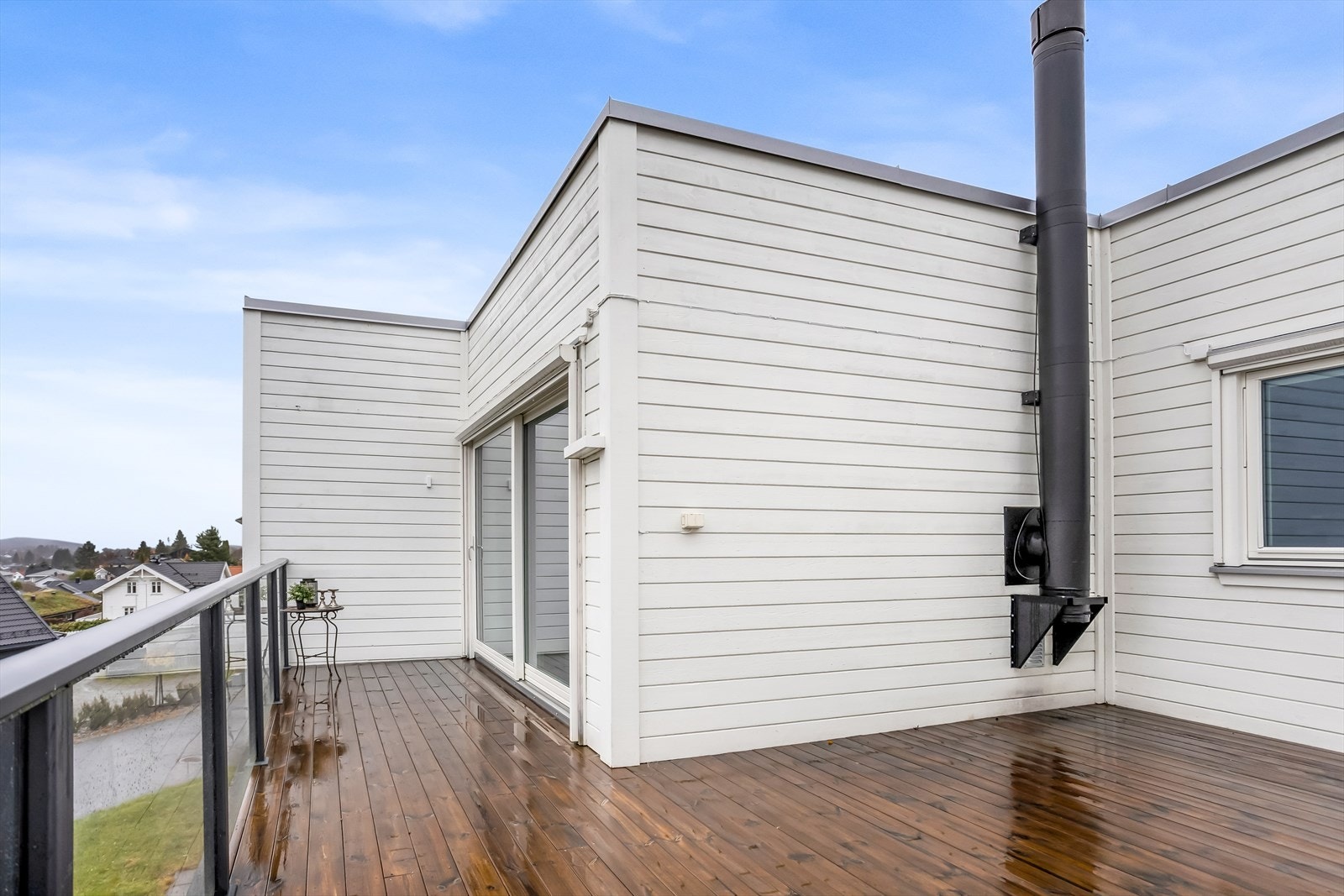 Terrassen er på hele 29m² og har god plass til sittegrupper, planter og grill. Galleribilde